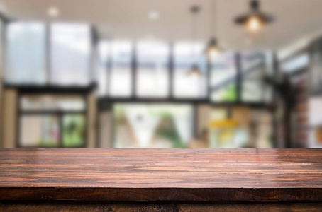 木板空桌面和模糊内部模糊在咖啡店背景, 模拟显示的产品