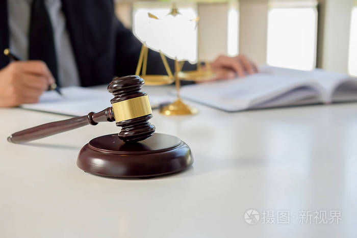 法官槌与司法律师有团队会议在律师事务所背景.法律概念