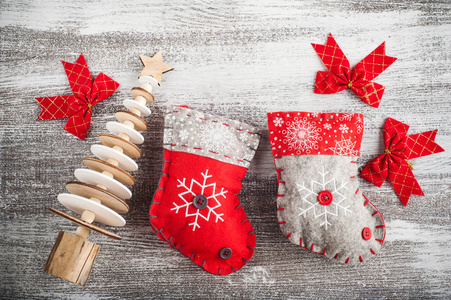 圣诞老人袜子, 红色弓和木制圣诞树在白色背景。顶部视图