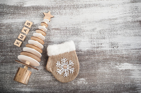 圣诞老人手套和木制圣诞树在白色背景。顶部视图