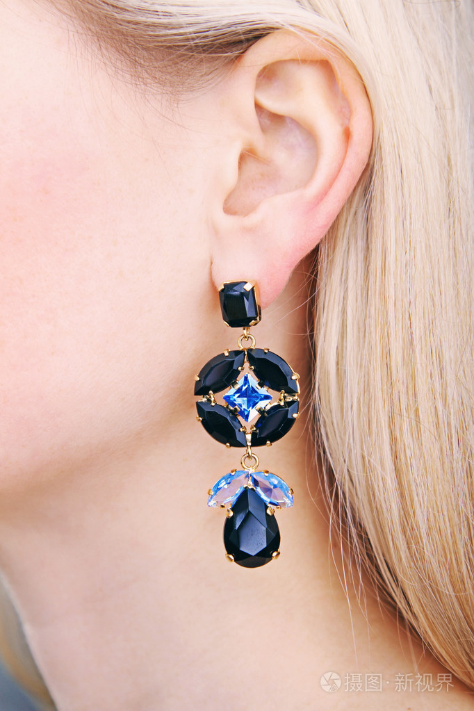 女人的耳朵上的耳环的特写