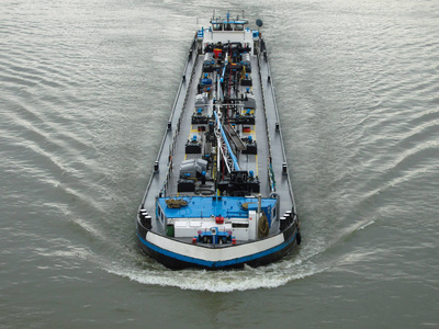 船上货物在运输货物的内河船上的高角度视图, 河流, 贝尔格莱德