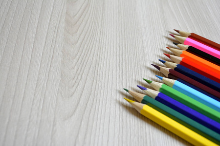 彩色的铅笔在桌子上
