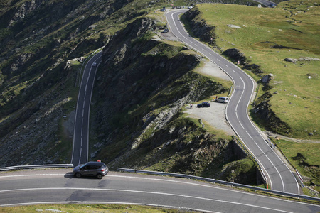 Transfagarasan 路, 一条铺设的山路横跨罗马尼亚的一条山脉南部