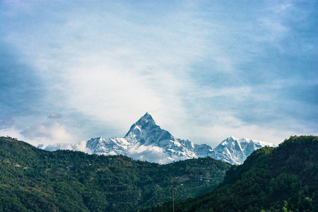 7855米高的雪峰 Nupts 在美丽的多云的天空, 尼泊尔