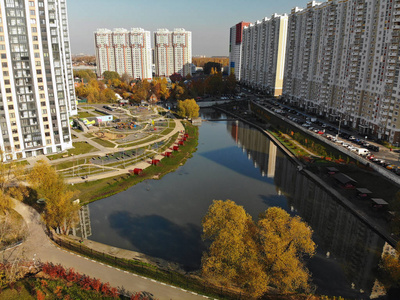 俄罗斯希姆基池塘 Levoberezhny 附近的现代住宅建筑