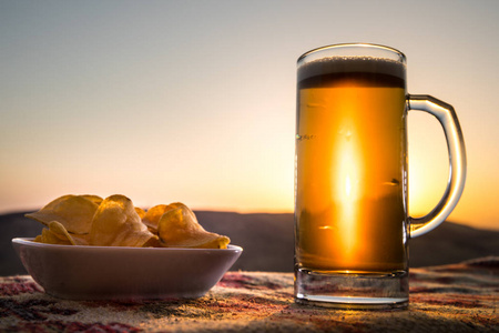 啤酒在阳光下图片