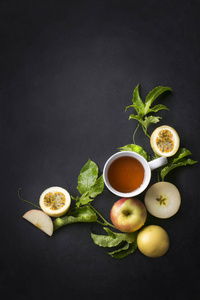 平躺苹果激情水果茶在黑色背景图片
