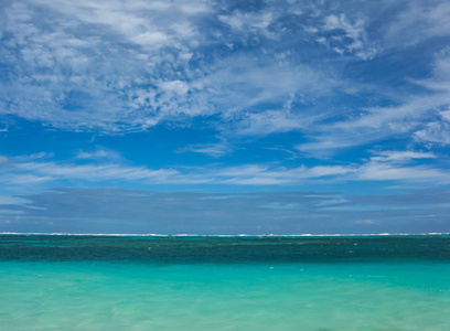美丽的海洋景色在多米尼加共和国多云的天空