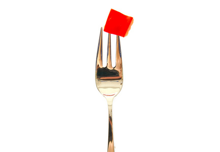 用孤立的白色背景上的红辣椒片叉