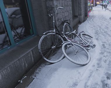 自行车被雪覆盖