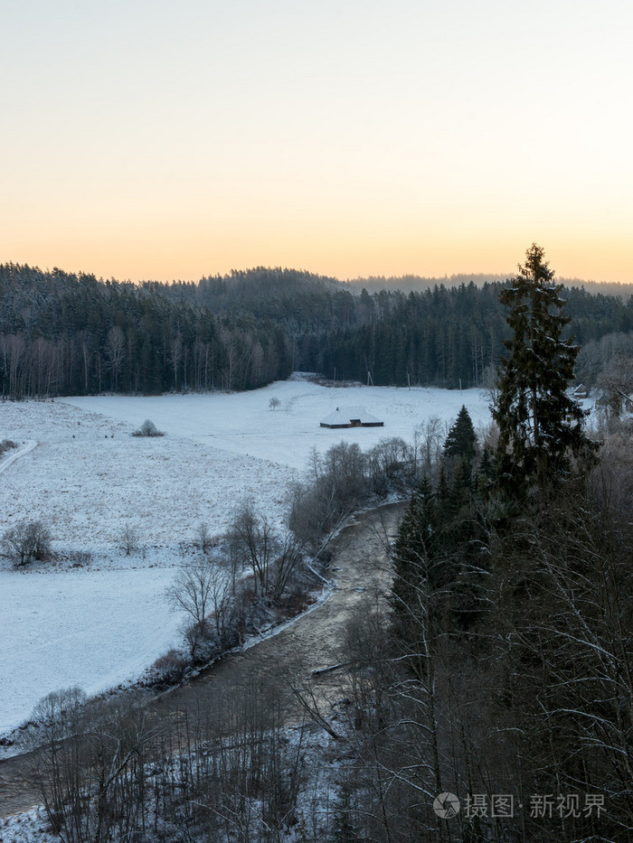冬天的森林里美丽的黑暗日出