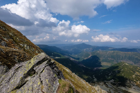 从斯洛伐克塔特拉山脉顶部 Banikov 山顶的山脉全景, 在明亮的日子里, 有暴风雨的云彩逼近