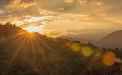 夕阳背后的山