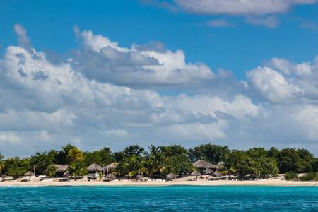 多米尼加共和国岛上有芦苇伞的海滩
