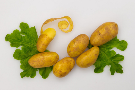 新鲜的原料土豆和生菜