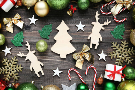 五颜六色的圣诞装饰与木杉树和盾