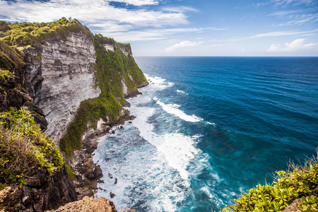 热带海滩乌鲁瓦图在印度尼西亚巴厘岛。度假旅游休闲