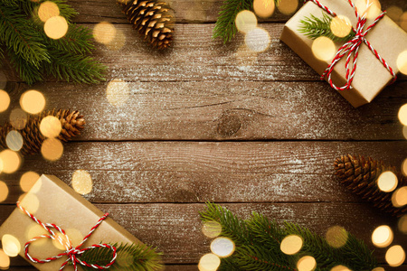 圣诞边框与老式的礼物和装饰在老木背景