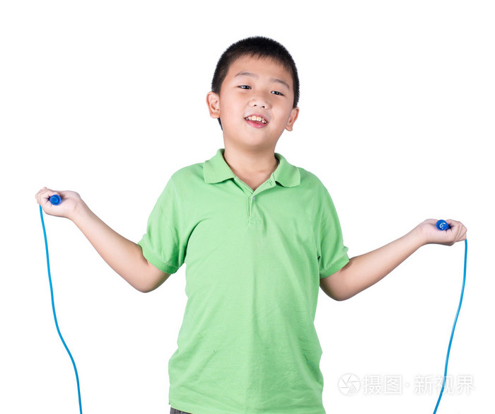 男孩抱着孤立的白色背景上的跳绳