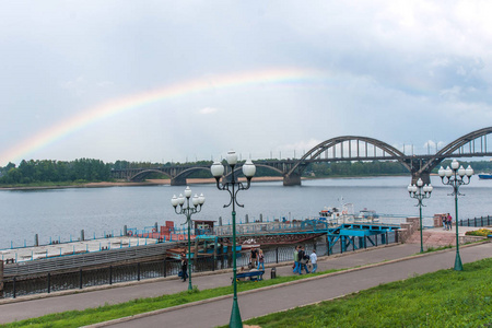 俄罗斯雅罗斯拉夫尔地区雷宾斯克, 2013年8月03日 从伏尔加河和彩虹大桥上的路堤看风景