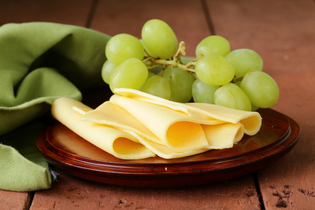 奶酪配上一块木板绿葡萄