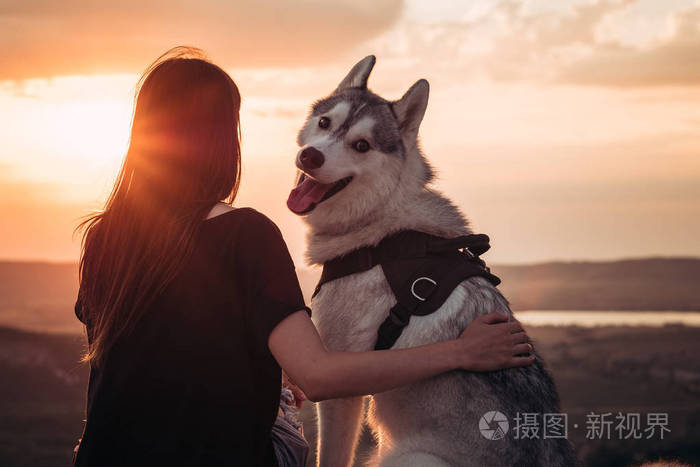 女孩和狗背影图片