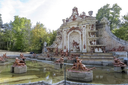 在西班牙塞戈维亚省的圣伊尔德孔索皇宫花园中, 喷泉的水平高的景色