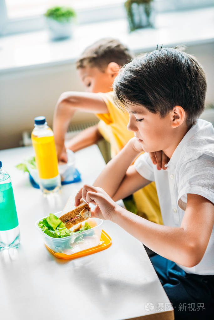 小学生一起在学校食堂一起吃午餐
