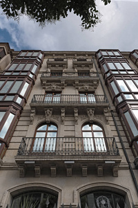 西班牙毕尔巴鄂历史建筑的美丽传统门面