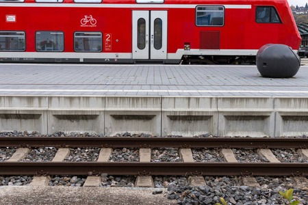 火车站与火车通过和路轨与基础设施旁边在德国南部城市在慕尼黑附近和斯图加特