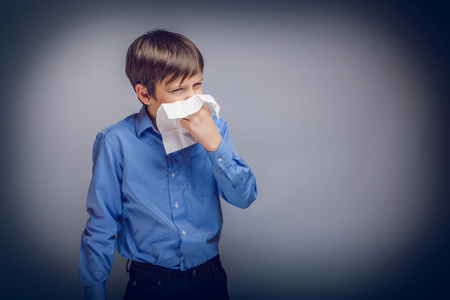 10 年来欧洲出现生病在打喷嚏的少年男孩照片