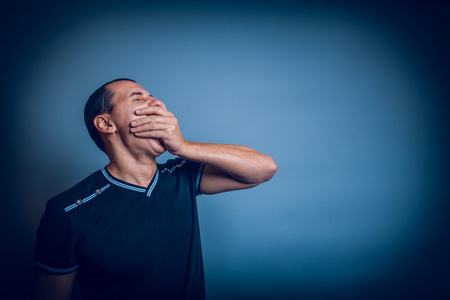 打哈欠的嘴图片