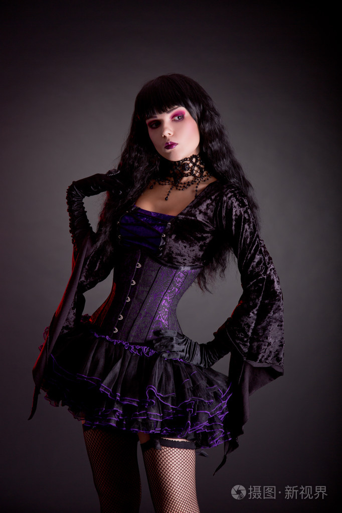 在紫色和黑色的哥特式万圣节服装浪漫哥特式的女孩