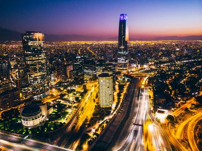 智利圣地亚哥美丽的城市夜景图片