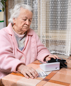 已经退休的老女人服用血压