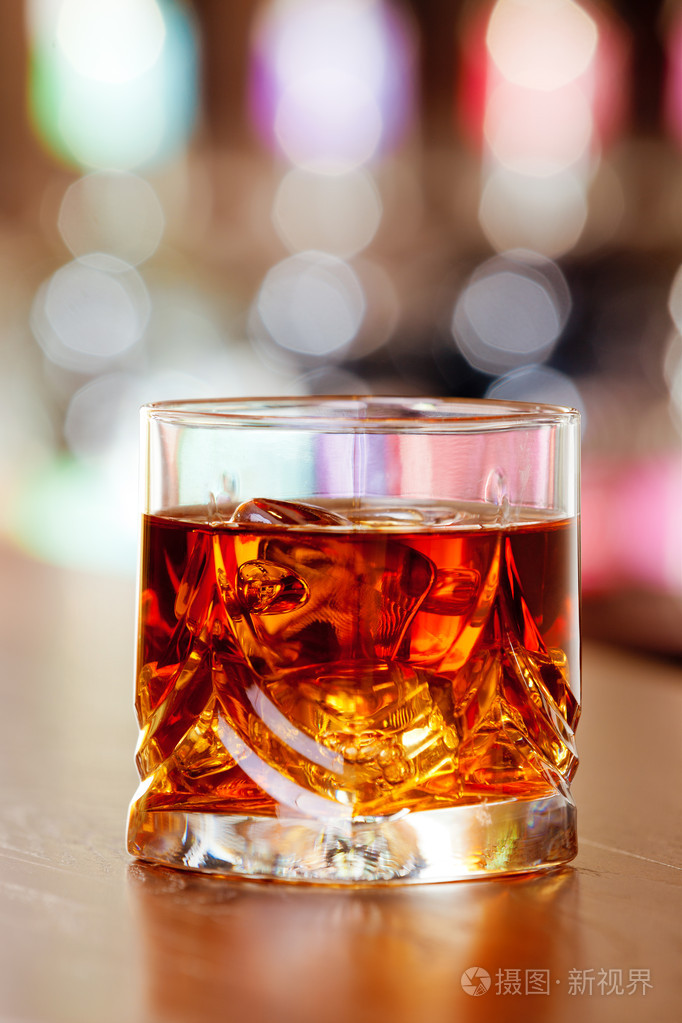 对岩石鸡尾酒威士忌