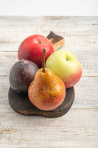 苹果还有李子和梨的生活。在木板上提交