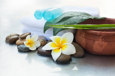 温泉或健康设置与热带花卉, 碗水, 毛巾和奶油管和阳光