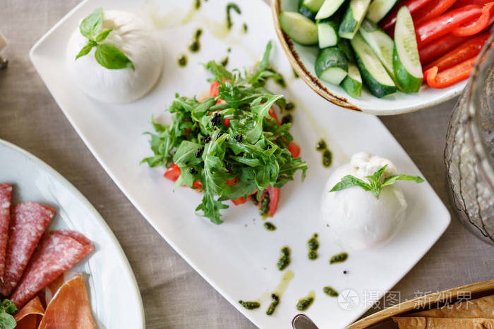 意大利caprese沙拉burrata奶酪西红柿和罗勒草本叶子白版香醋
