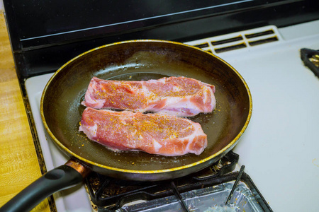 猪肉牛排排骨配克莱瑞煎锅烧烤特写煎牛排