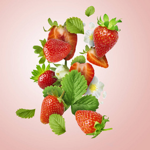 新鲜美味的成熟草莓, 绿色的叶子, 在粉红色的背景下分离。食物悬浮概念。创意食品布局, 高分辨率图像