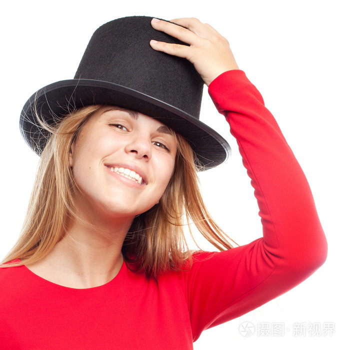 年轻酷女人戴着帽子