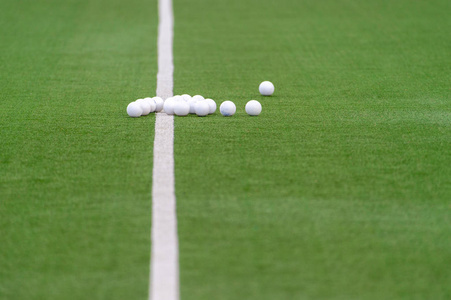 绿色人工草地曲棍球场与线和球照片