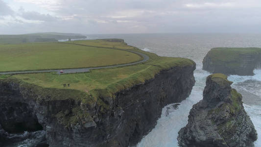 在爱尔兰陡峭的悬崖上的野生大西洋海水