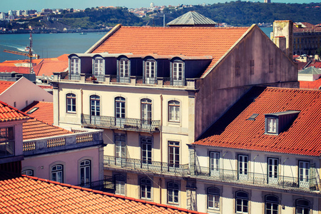 葡萄牙里斯本中心有红色屋顶的建筑物
