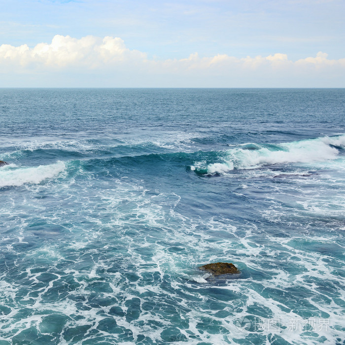 美丽的海洋波和蓝蓝的天空