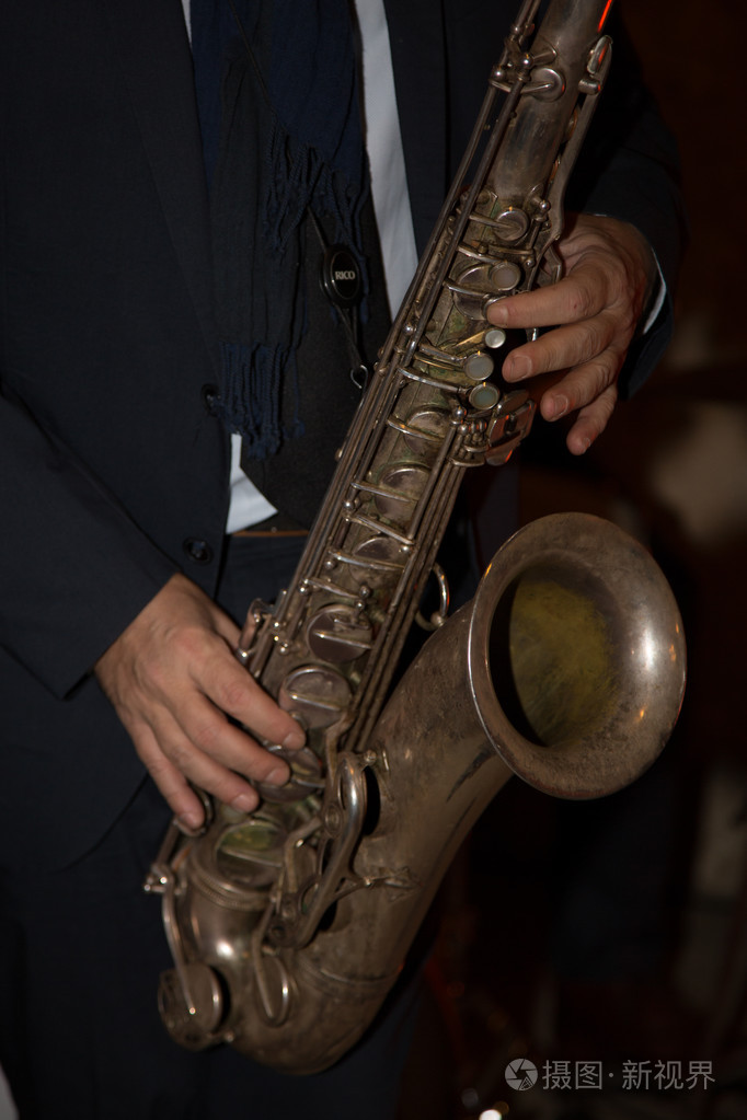 音乐家演奏女低音萨克斯管