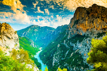 美丽的观点形成最大的峡谷韦尔东峡谷的欧洲与河流和湖泊, 普罗旺斯