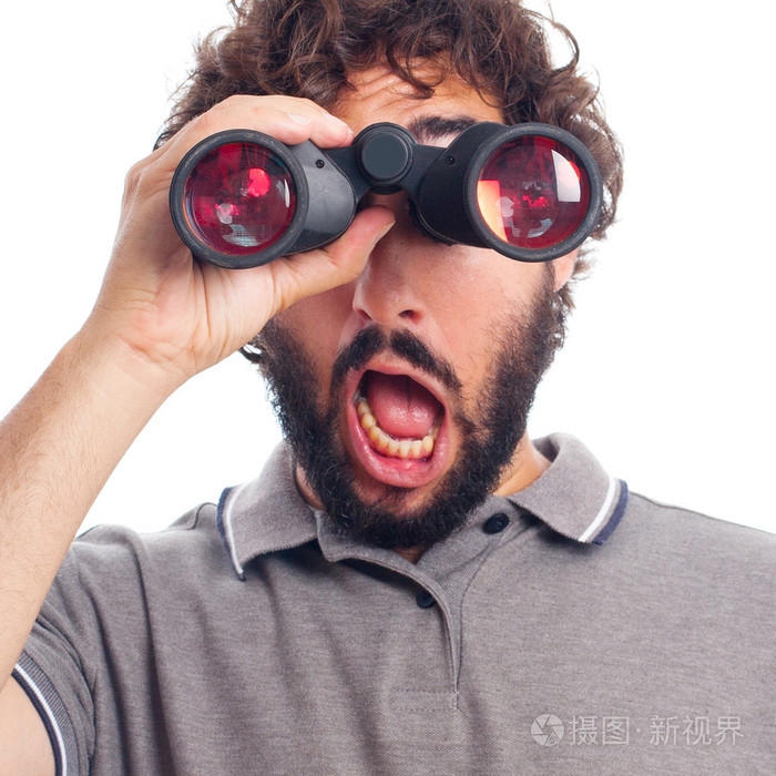 留胡子的年轻人用双筒望远镜